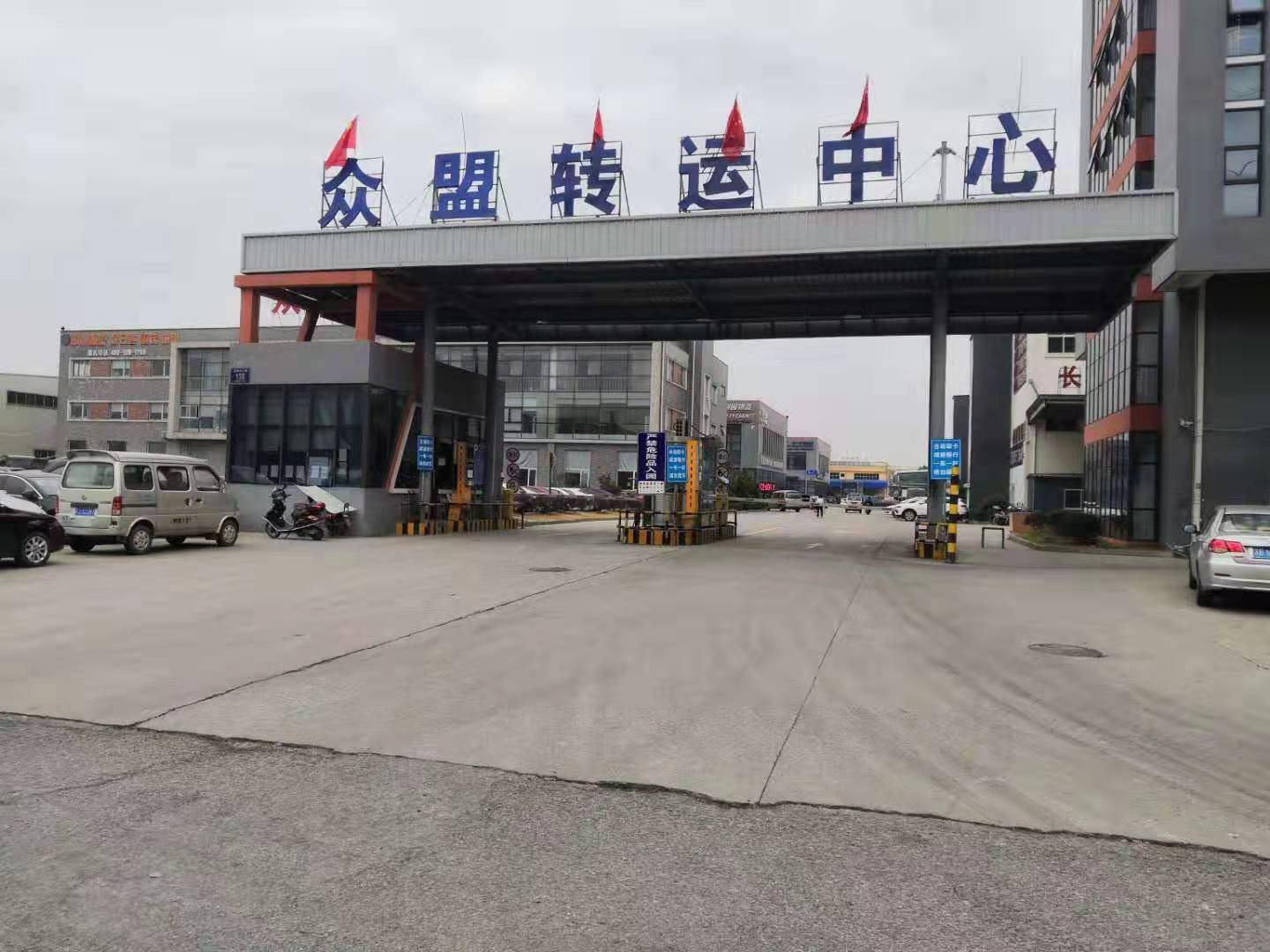 園區(qū)進(jìn)門(mén) 園區(qū)進(jìn)門(mén)